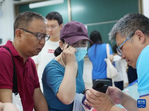 上海舉行2025年高校招生志愿填報(bào)現(xiàn)場咨詢會，助力考生科學(xué)規(guī)劃未來