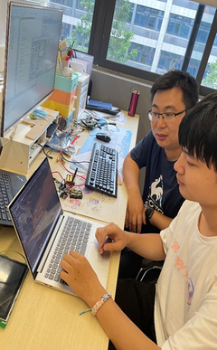 重慶電子工程職業(yè)學(xué)院陳良國家級技能大師工作室在第十三屆藍(lán)橋杯軟件和信息技術(shù)人才重慶賽區(qū)斬獲一等獎(jiǎng)、二等獎(jiǎng)